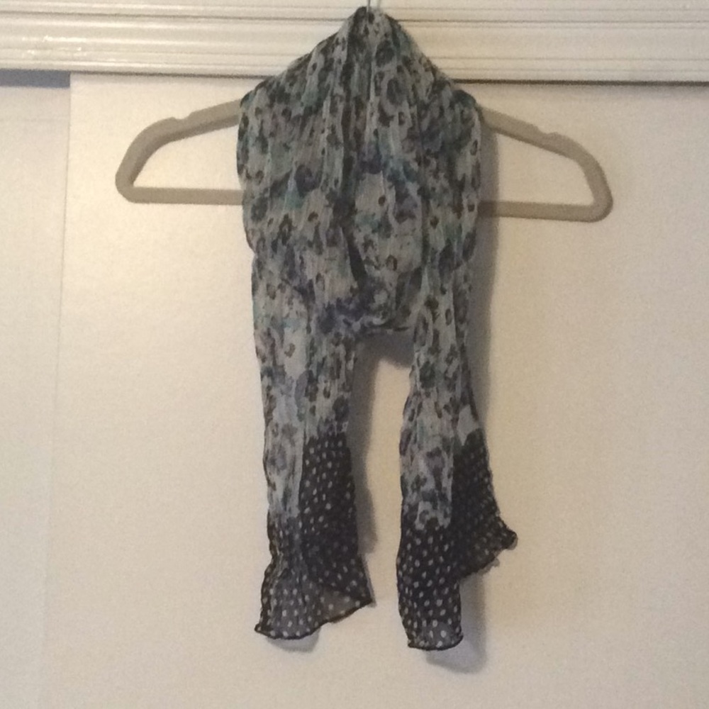 Rectangle scarf w/polka dot hem.